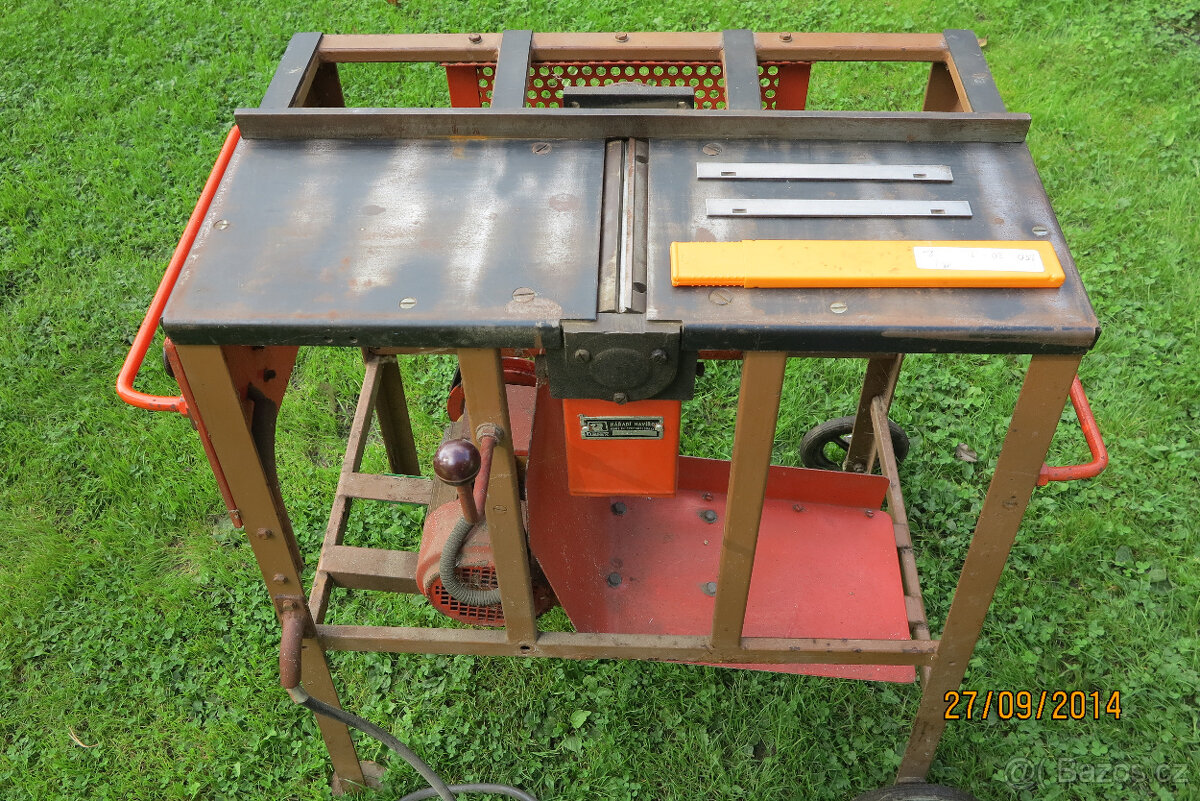 HOBLOVKU české výroby šíře 20cm na 380 V,dvounožovou.