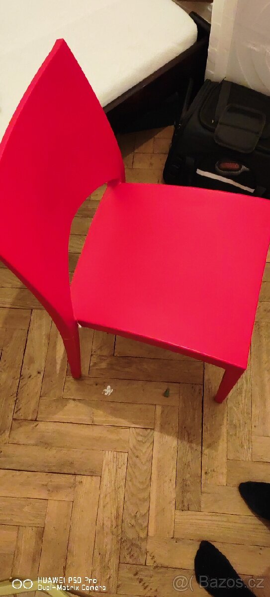 červená dizajnová Židle