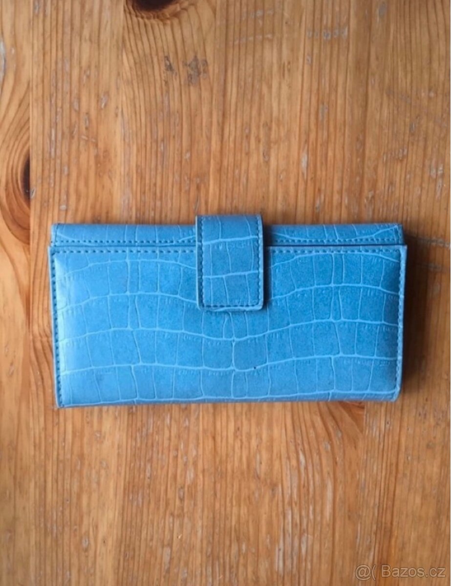 Velká modrá peněženka Avon