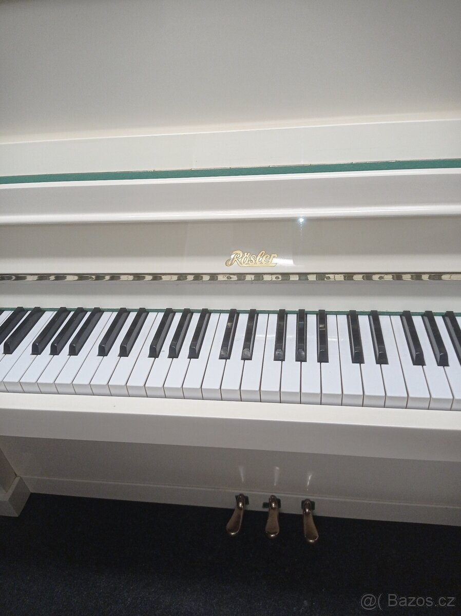 Bílé piano, pianino, klavír Petrof-Rosler