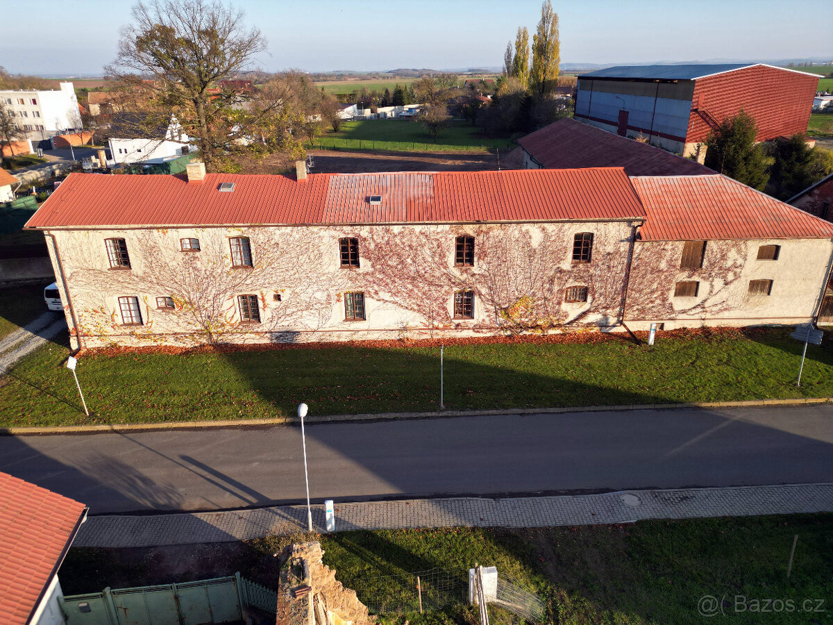 Dům s velkým pozemkem o výměře 4.945 m2 30min od Prahy