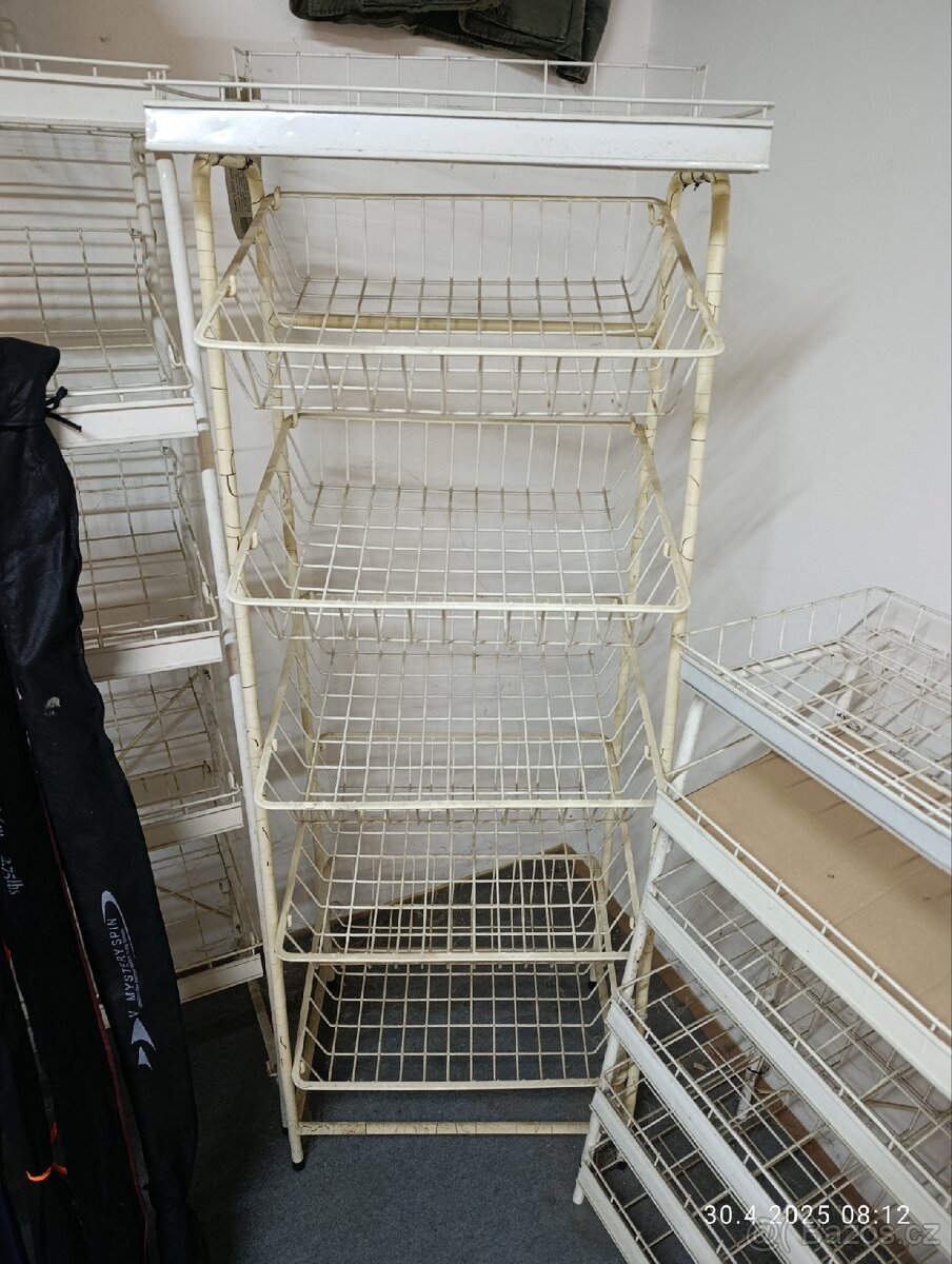 Drátěný regál s košíky
