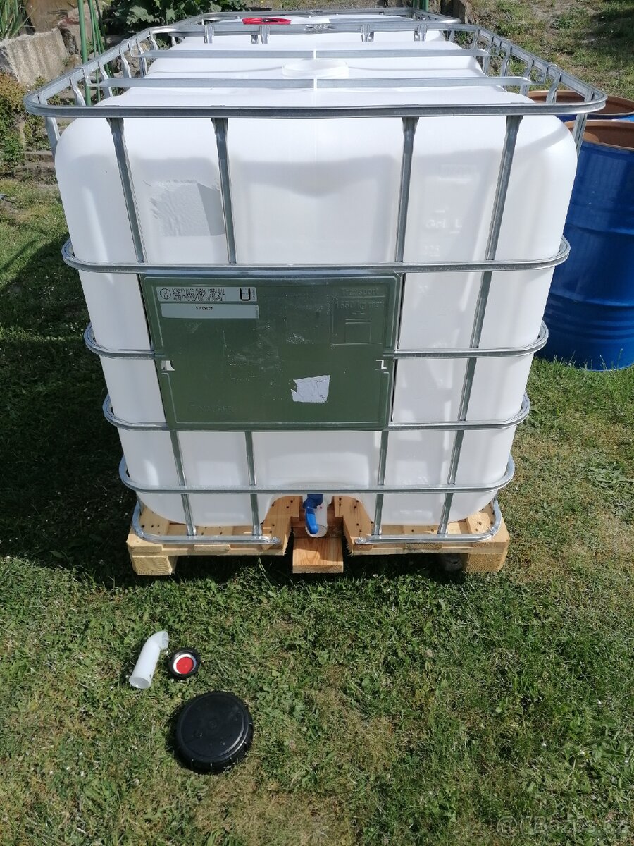 Ibc kontejner 1000 l na dřevěné paletě.