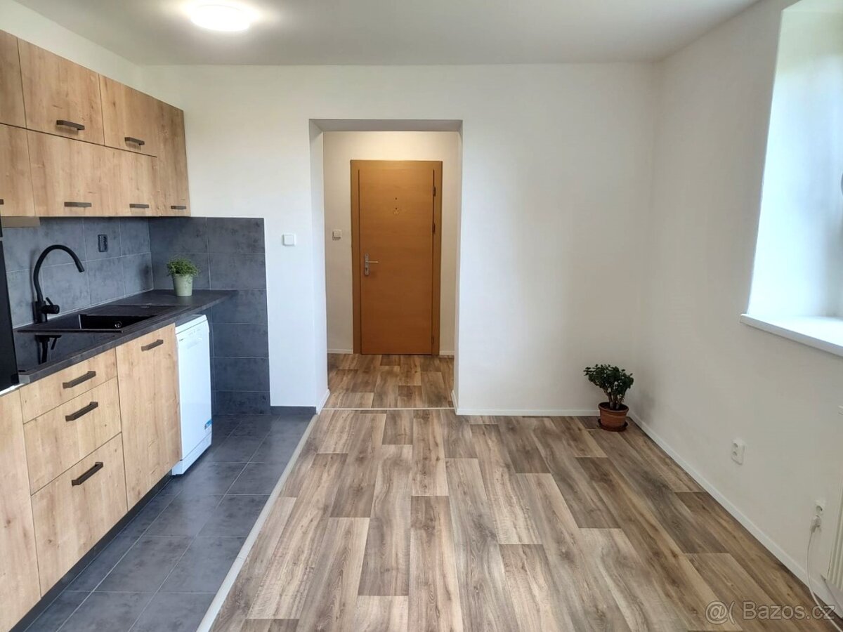 Prodej bytu 2+kk 43m² po kompletní rekonstrukci v podhůří Ji