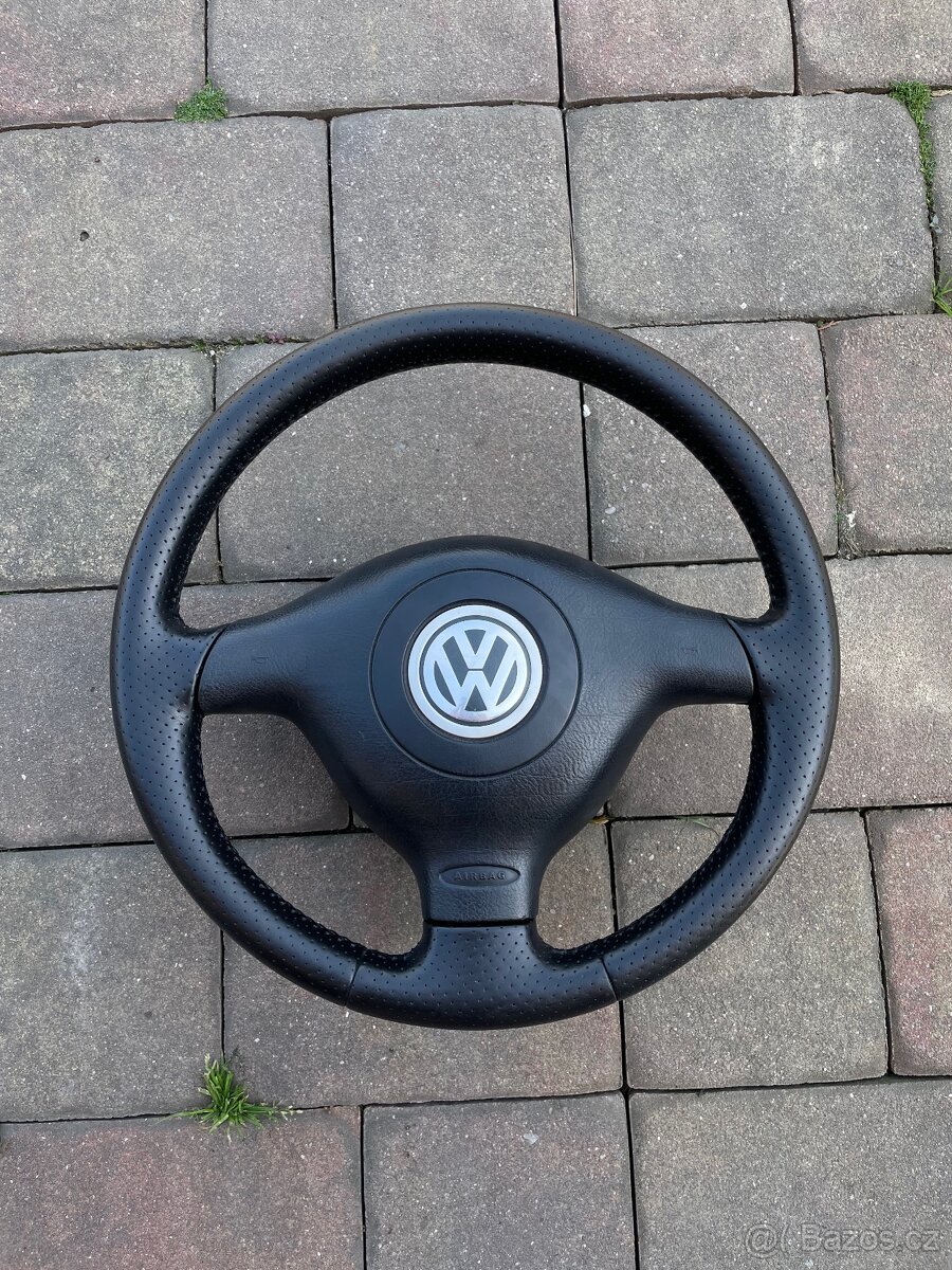 Kožený perforovaný volant Volkswagen - Top stav