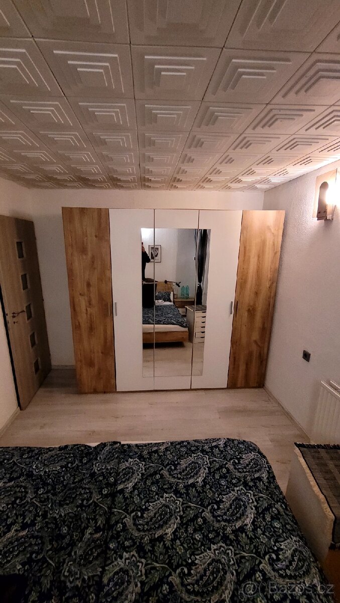 Šatní skříň