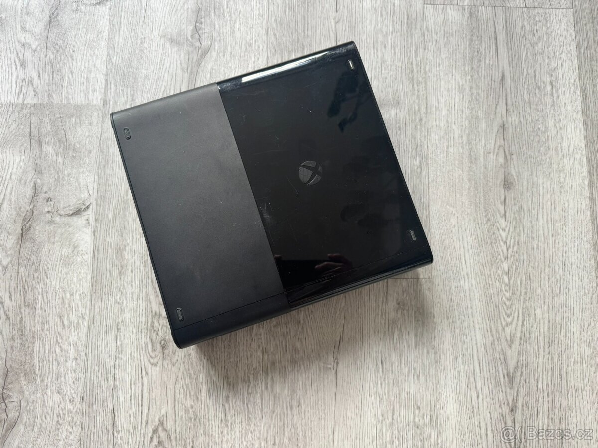 Flashnutý Xbox 360 slim + kinect + 2 ovladače