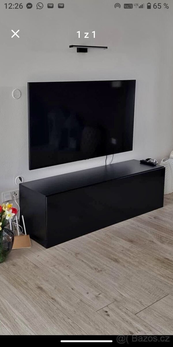 Černý TV stolek