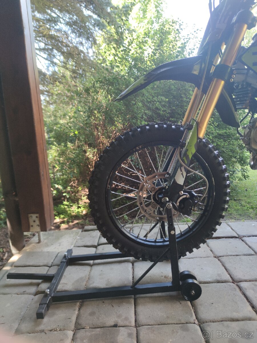 Nastavitelný stojan na motorku