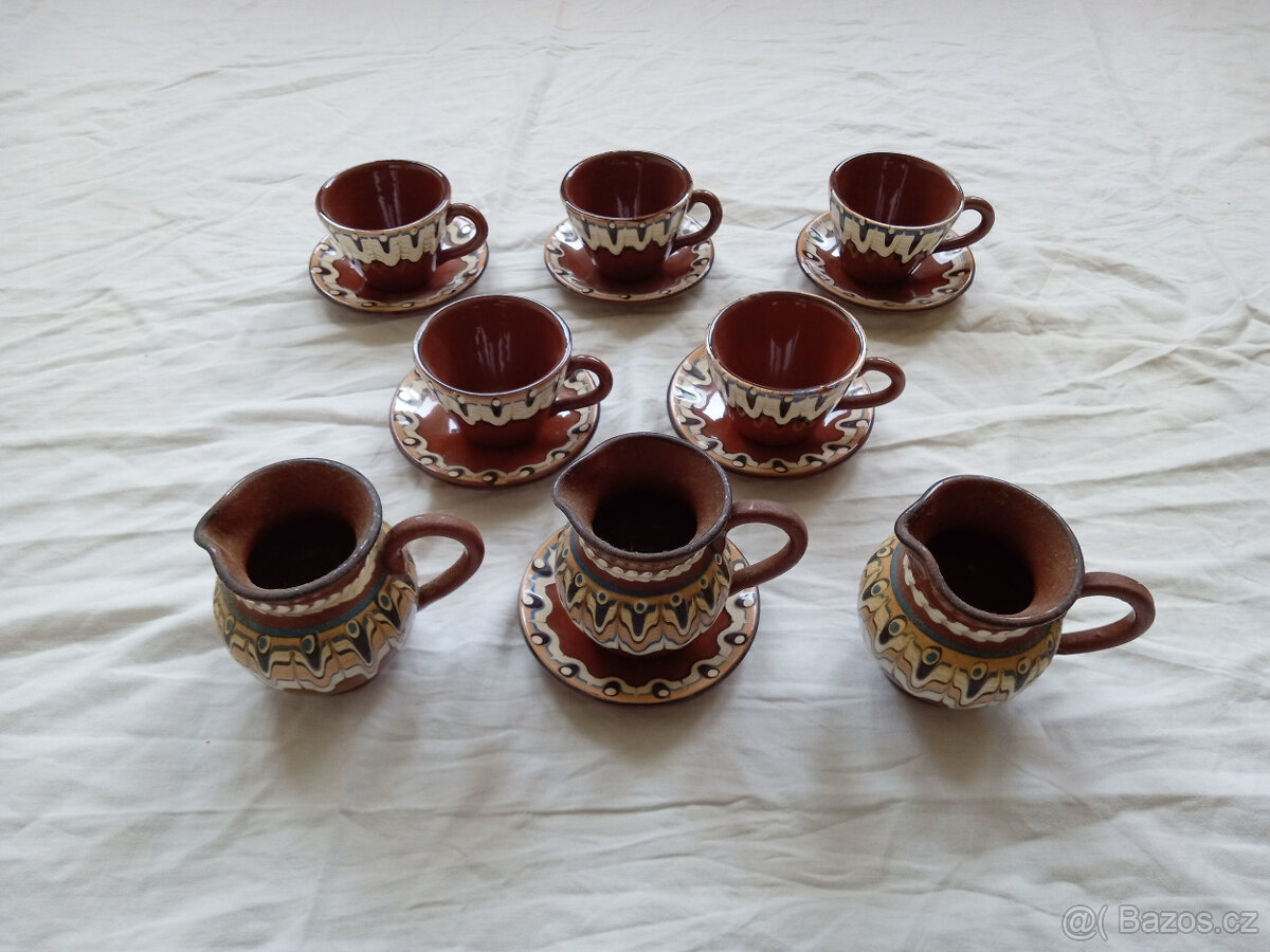 Hrnečky s podšálky hnědé.