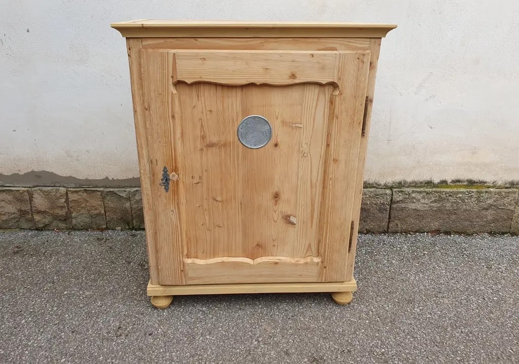 STAROŽITNÁ POTRAVINOVÁ SKŘÍNKA PO RENOVACI