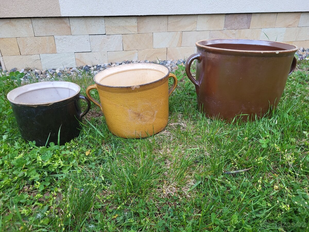 Staré kameninové nádoby