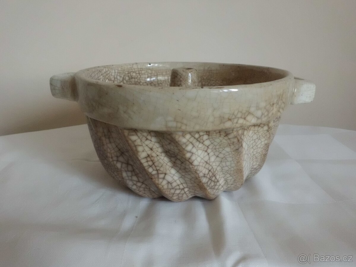 Starožitná bábovková forma s patinou