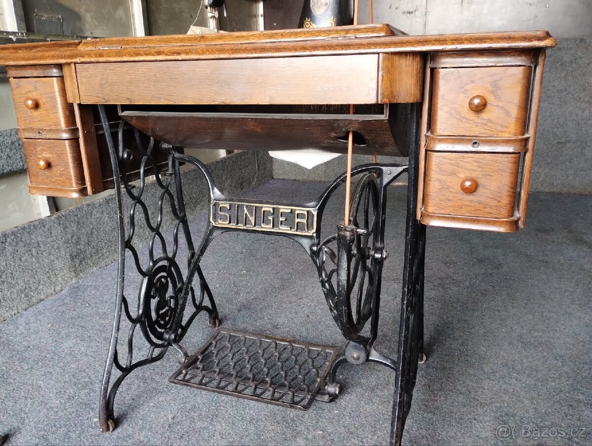 Starý šlapací šicí stroj Singer