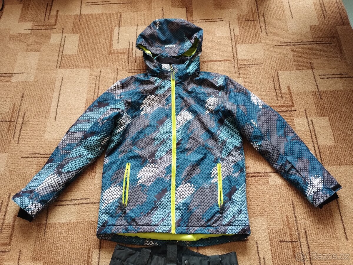 Lyžařské bundy a kalhoty.