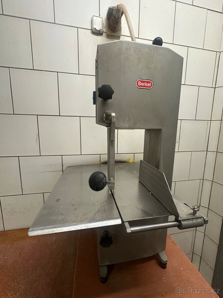 Pila na maso a kosti