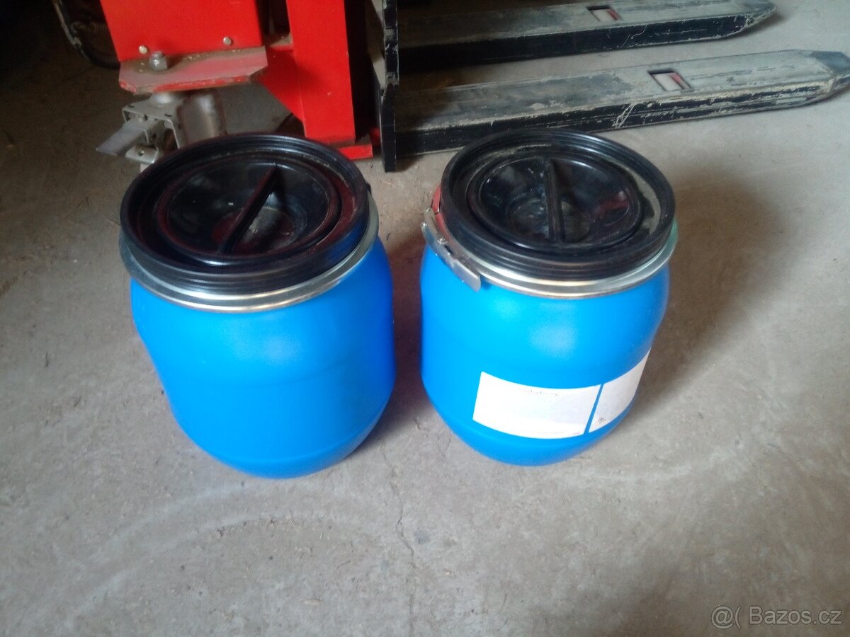 Plastové sudy o obsahu 20 litrů