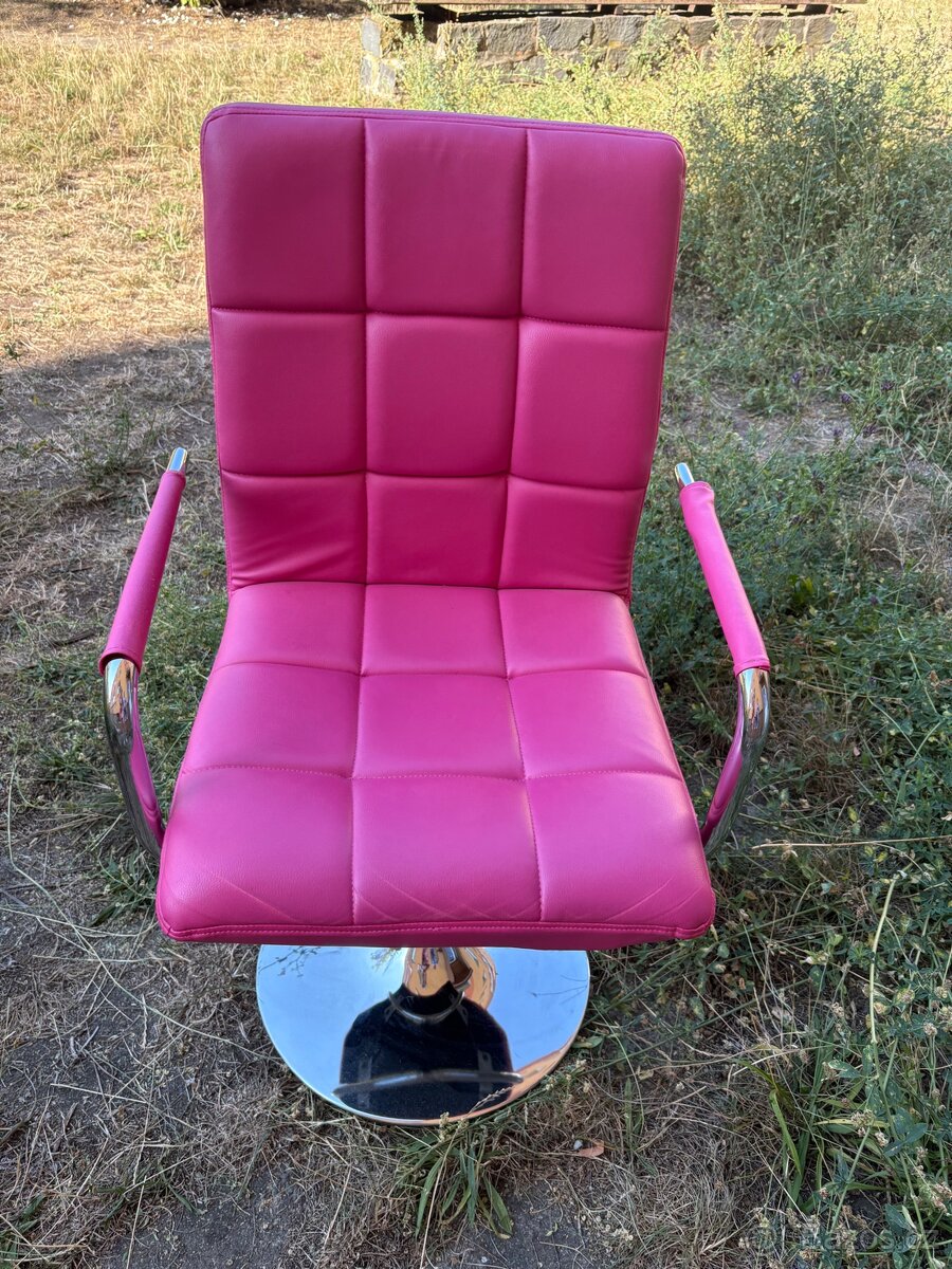 Růžové křeslo otočné
