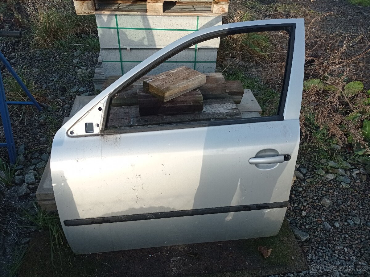 Škoda Octavia , přední dveře,barva 9102 stříbrná