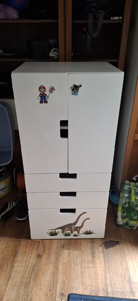 Bílá skříňka IKEA Stuva spěchá