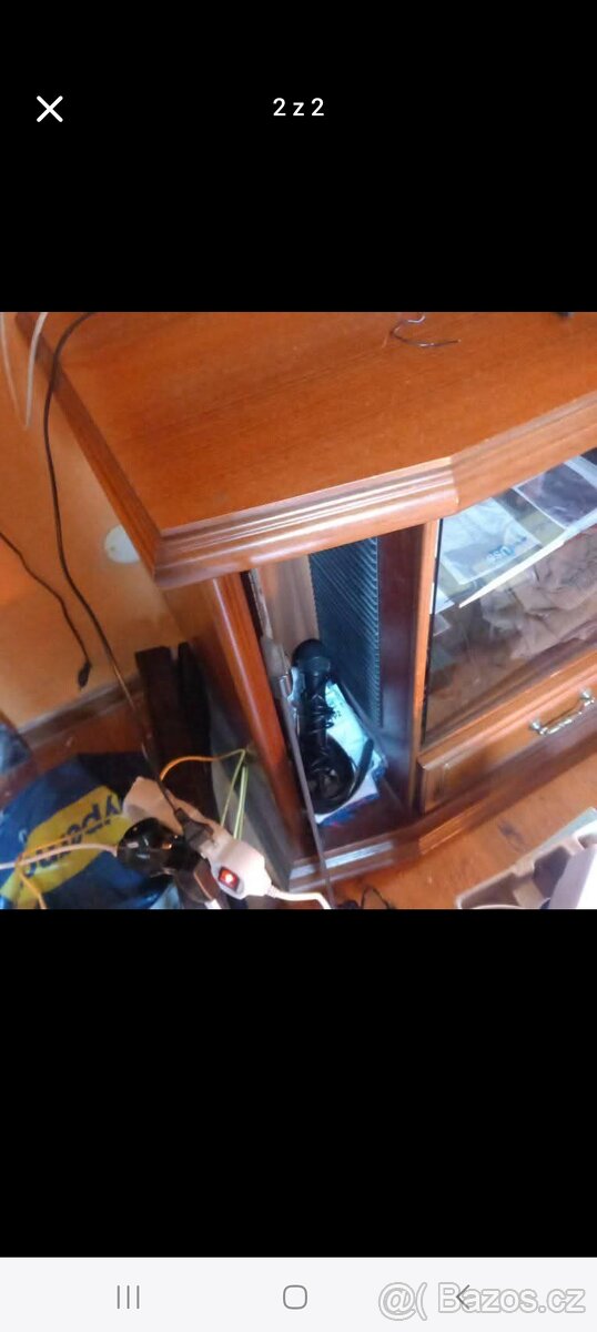 Skříňka pod relevizor se zásobníky NAD DVD