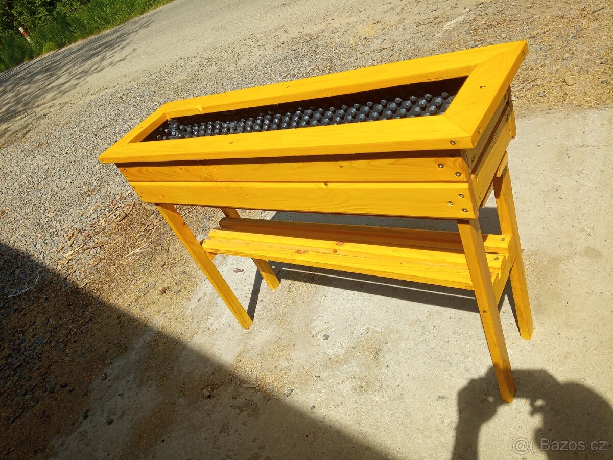 Vyvýšený záhon na nožičkách