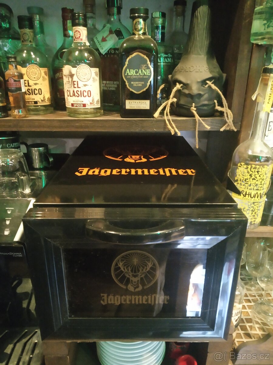 JAGERMEISTER CHLAĎÁK NA LAHVE I SKLENIČKY