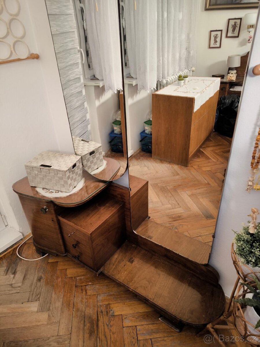 Prodám toaletní stolek se zrcadlem