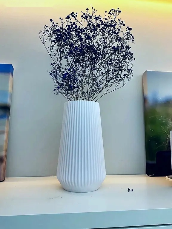 Minimalistická váza s jemným žebrováním