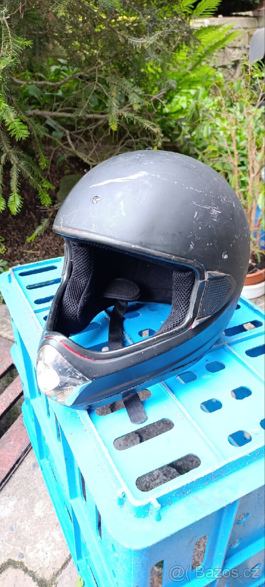 Crossová helma na motorku