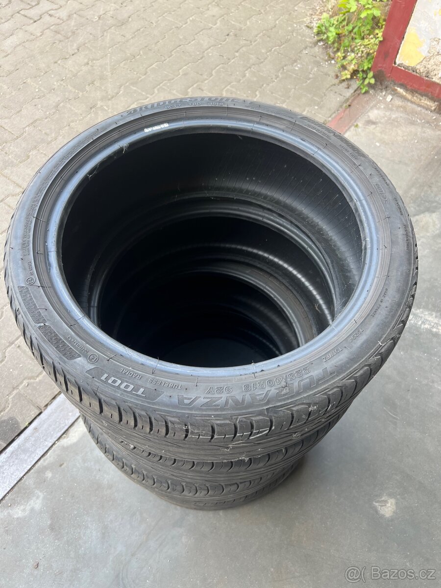 225/40 R18 Bridgestone