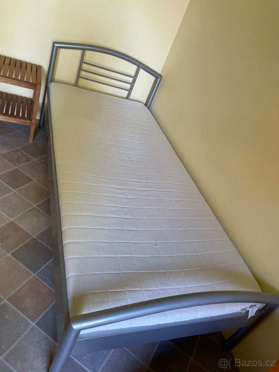 Jednolužkova postel z matracy