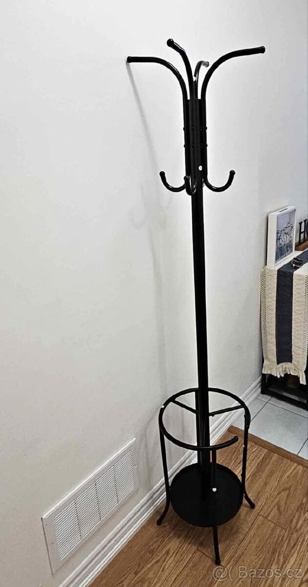 Nový stojanový věšák...