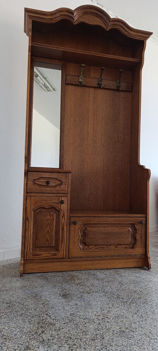 Předsíňová stěna, nábytek z masívu, věšáky, botník