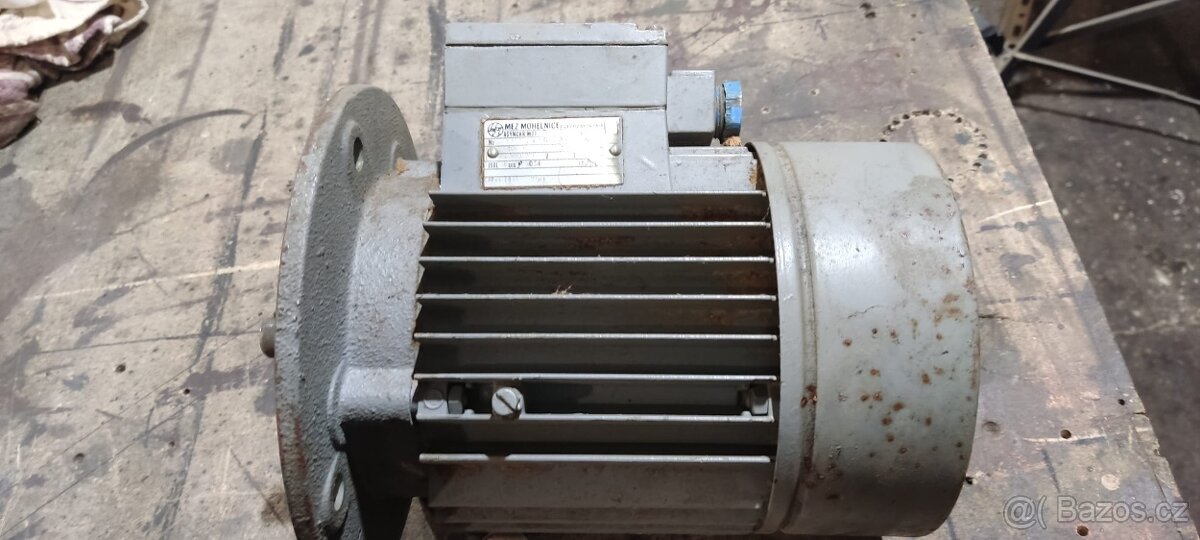 Motor přírubový 220V