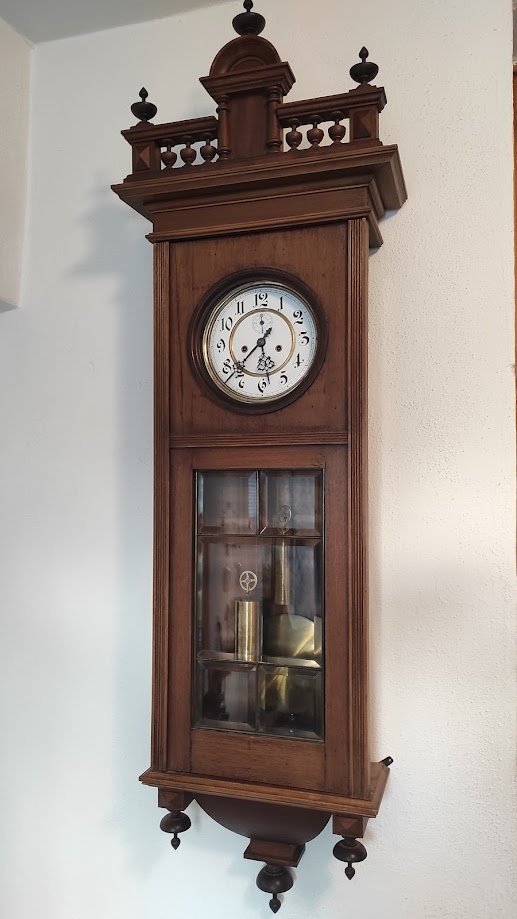 Starožitné závažové hodiny Gustav Becker s vteřinovkou.