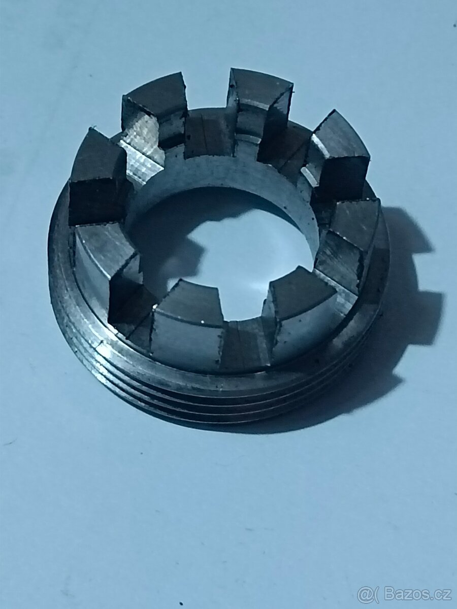 Korunková matice ucpávky vodní pumpy Zetor 15, nerez