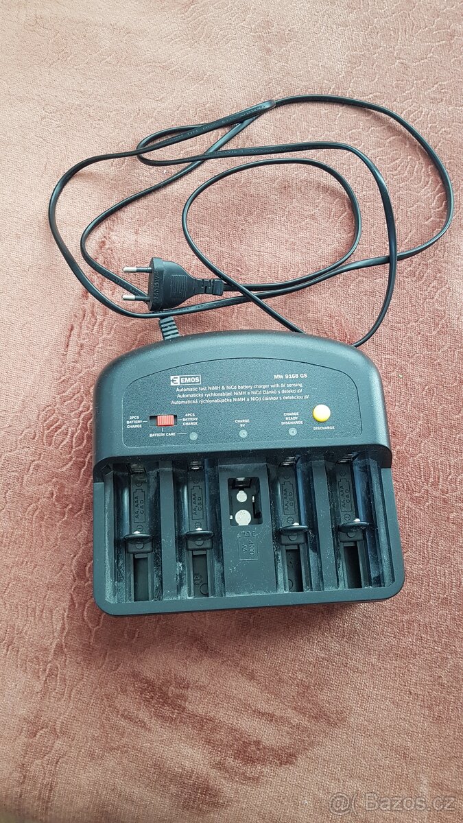 Elektrická nabíječka baterii na čtyři baterky.