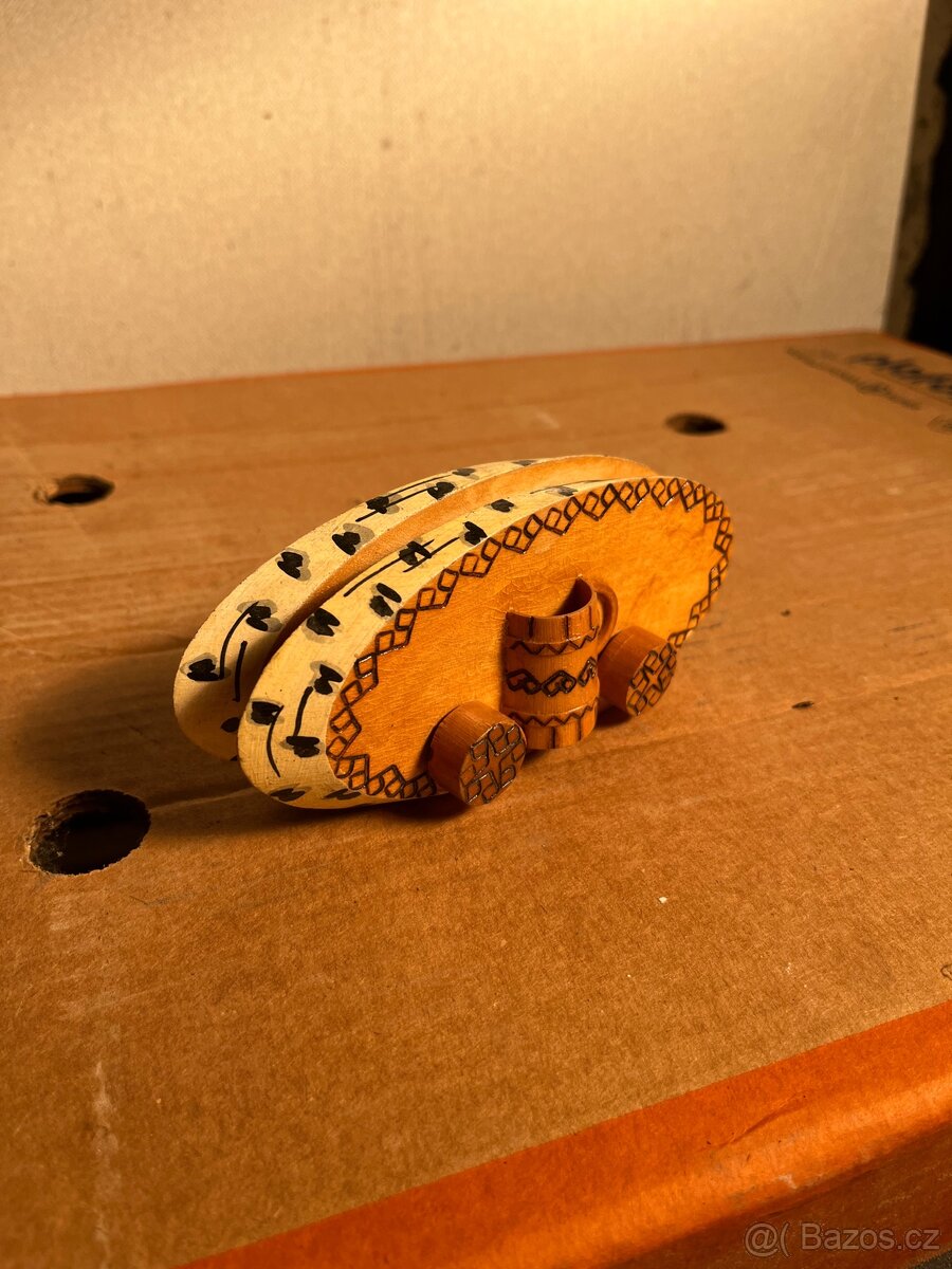 Dřevěný stojánek na ubrousky s retro dekorem