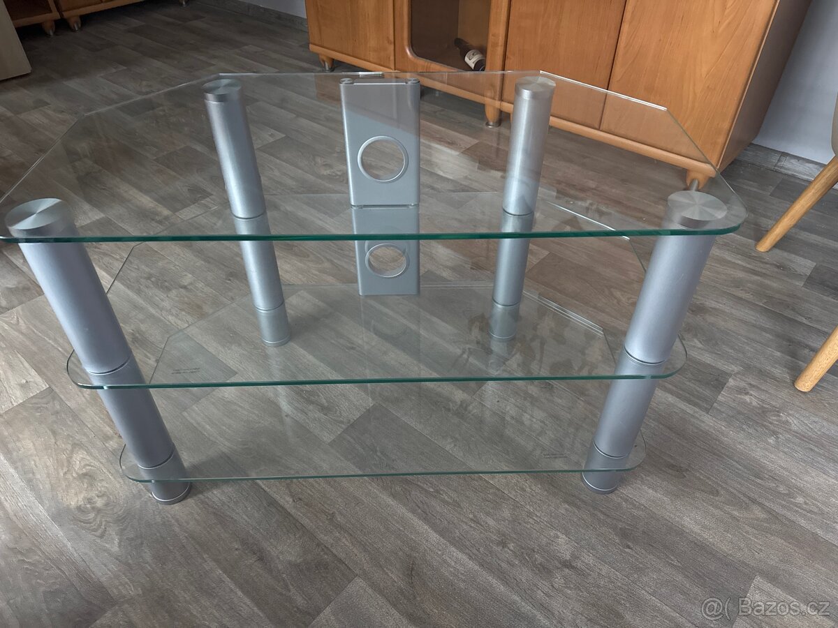 Skleněný stolek pod televizi