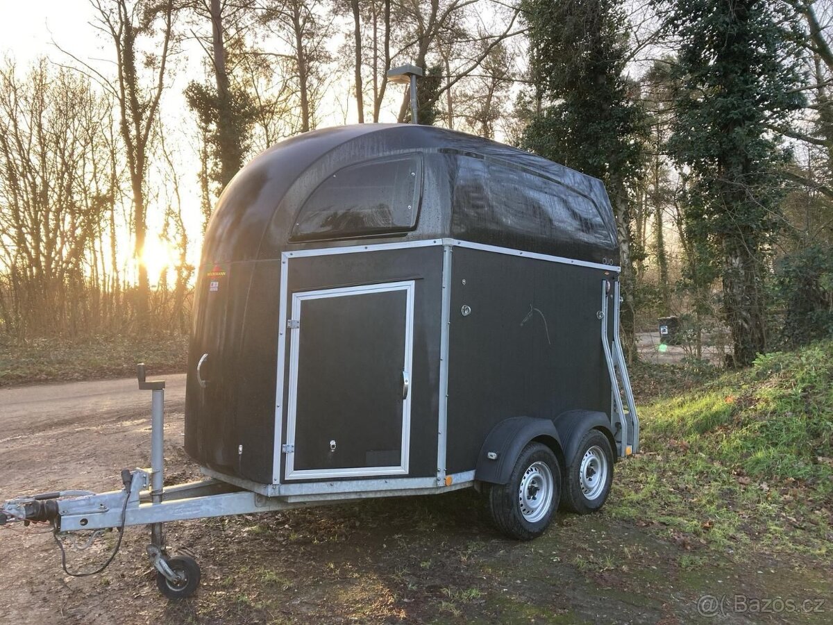 Přepravník na dva koně se sedlovnou Bockmann