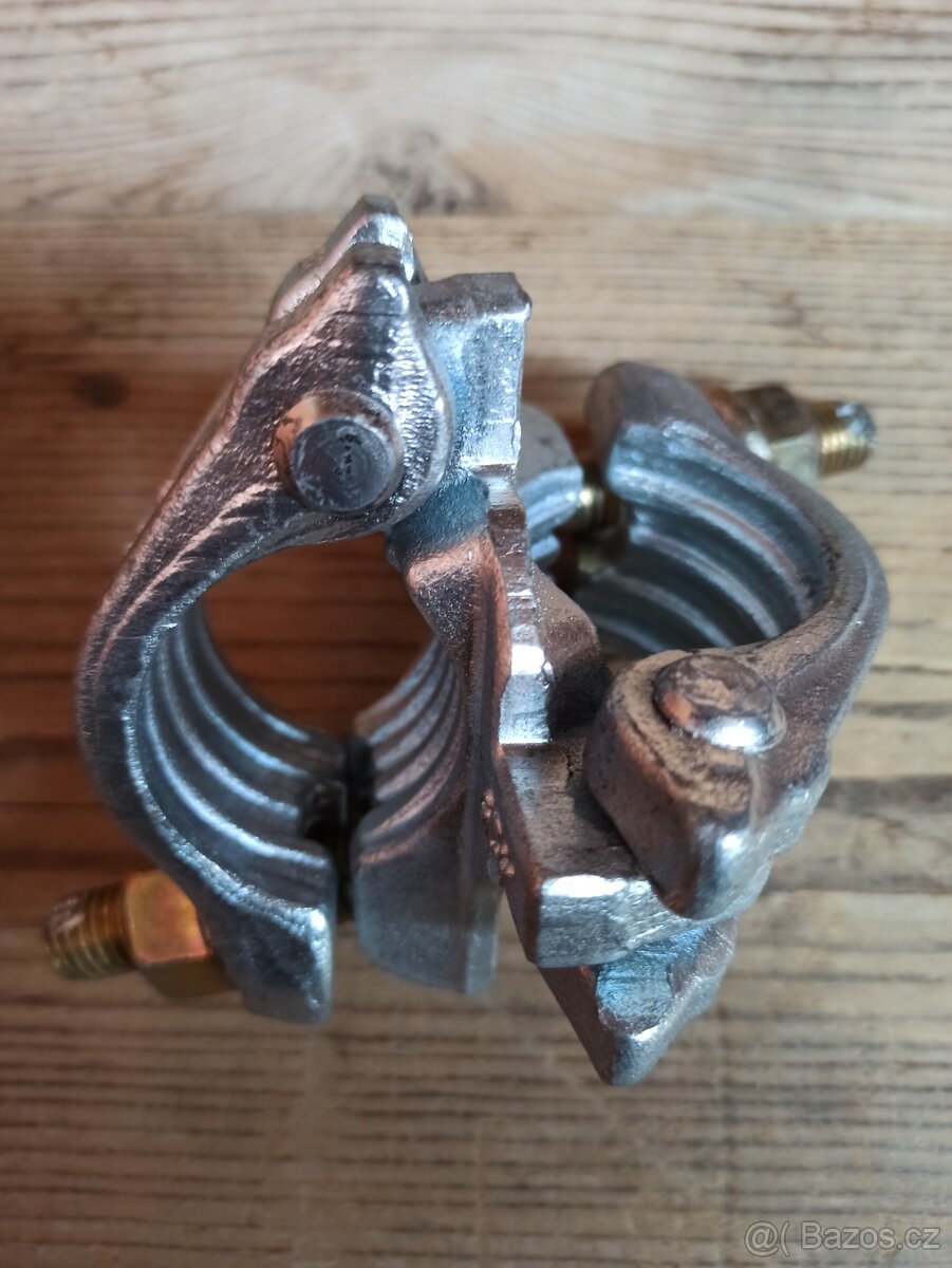 Křížové spojky lešení