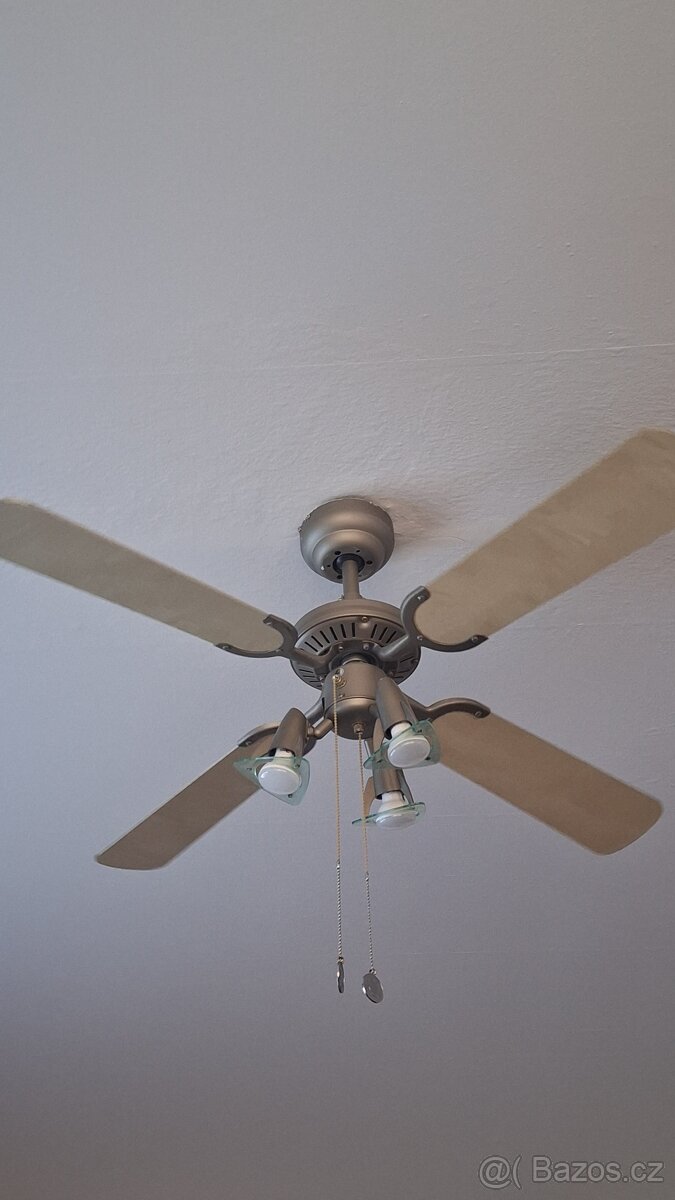 Stropní ventilátor se světlem