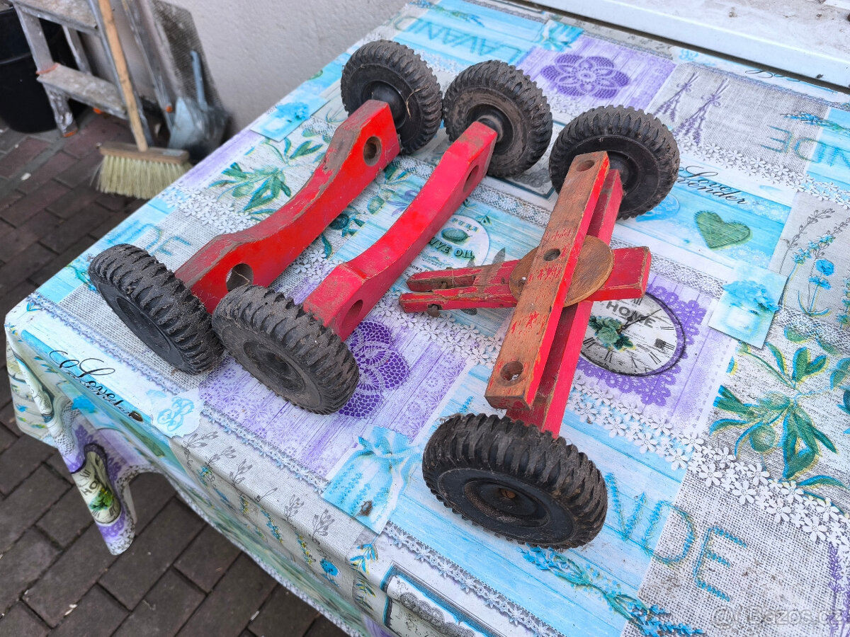 Staré hračky,staré kolečka, autíčko,vozík,3ks náprava,auto