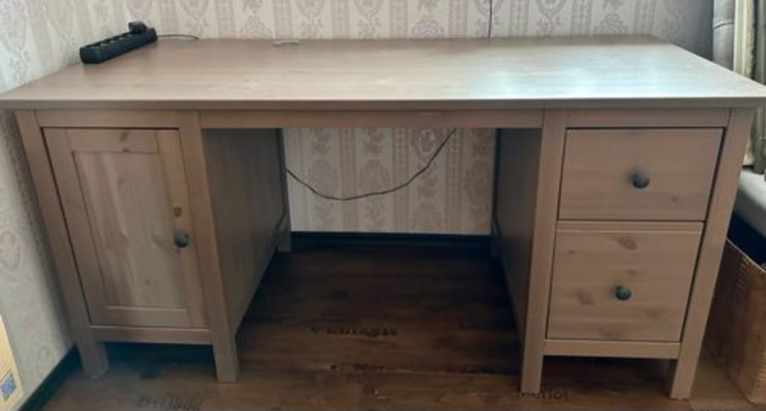PSACÍ STŮL IKEA HEMNES V ŠEDOHNĚDÉM PROVEDENÍ