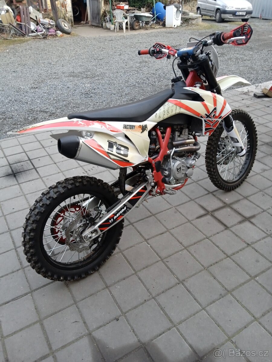 Terénní moto 300ccm/Zánovní stav