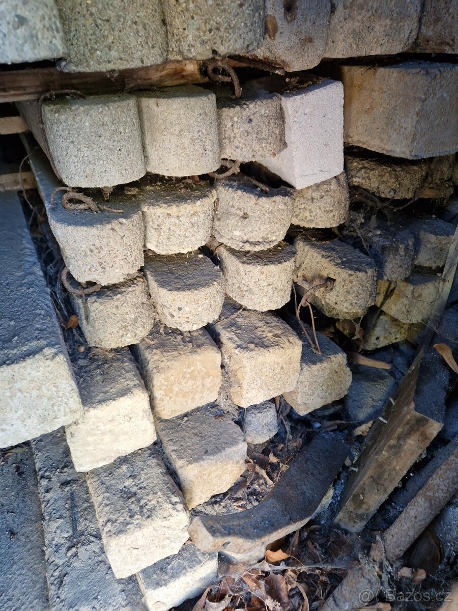 Betonové sloupky s vinohradu 50 Kč kus