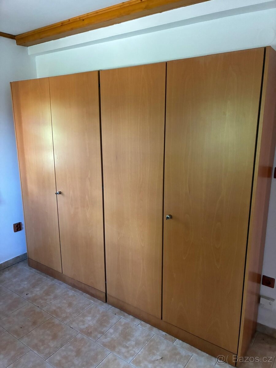 Prodám dřevěné zánovní skříně