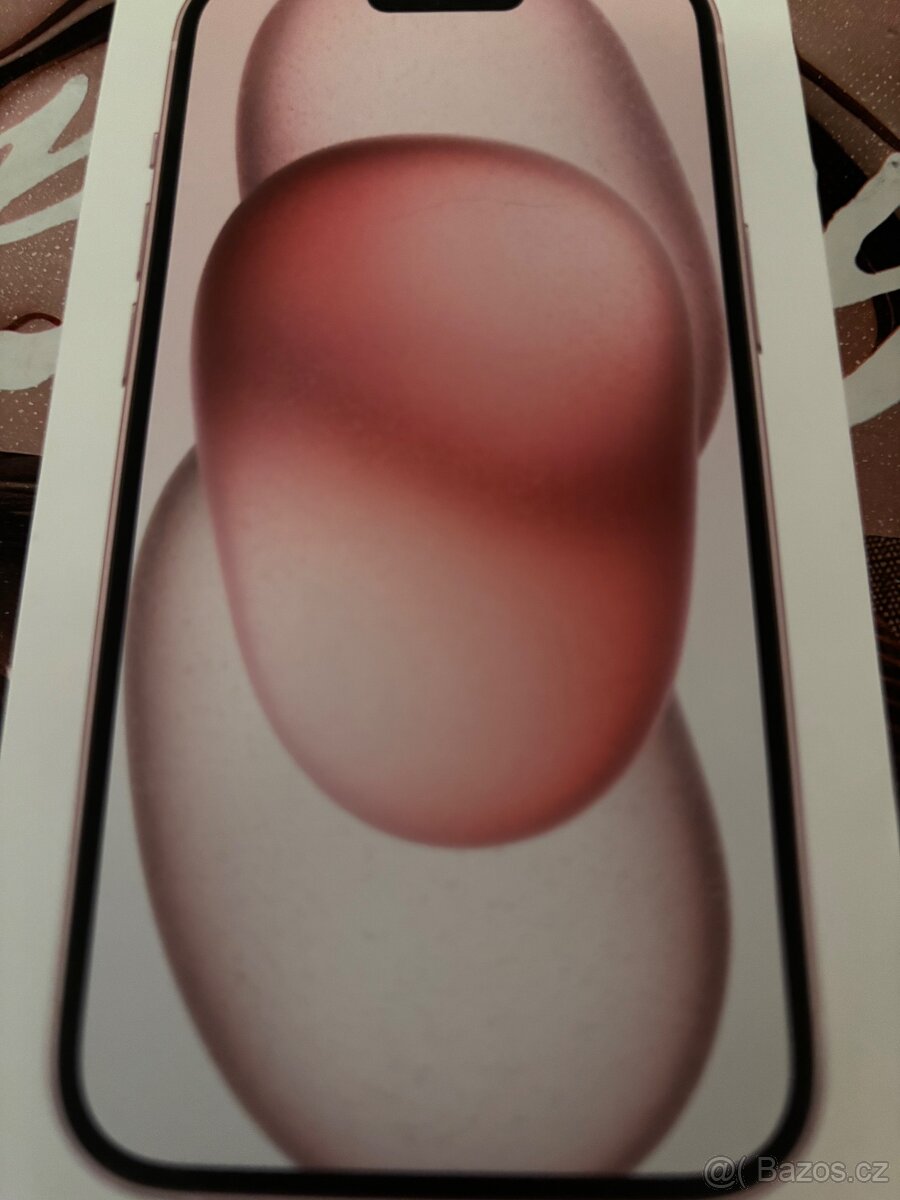 iPhone 15 růžový půl měsíce starý
