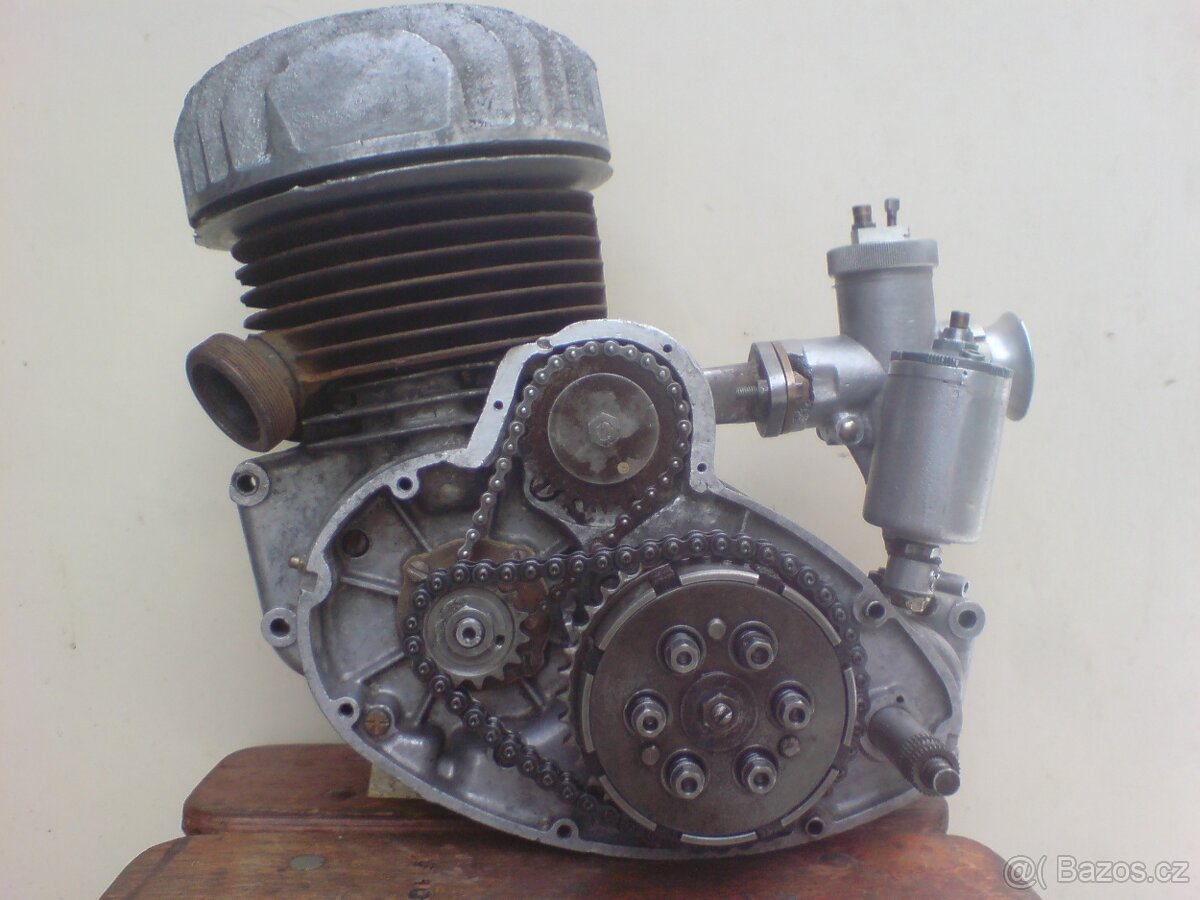 starý závodní motor jawa čz kývačka pérák 476 soutěžní scott